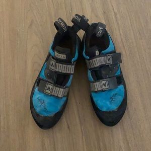 Boreal climbing shoes. Size 6. Barely used.